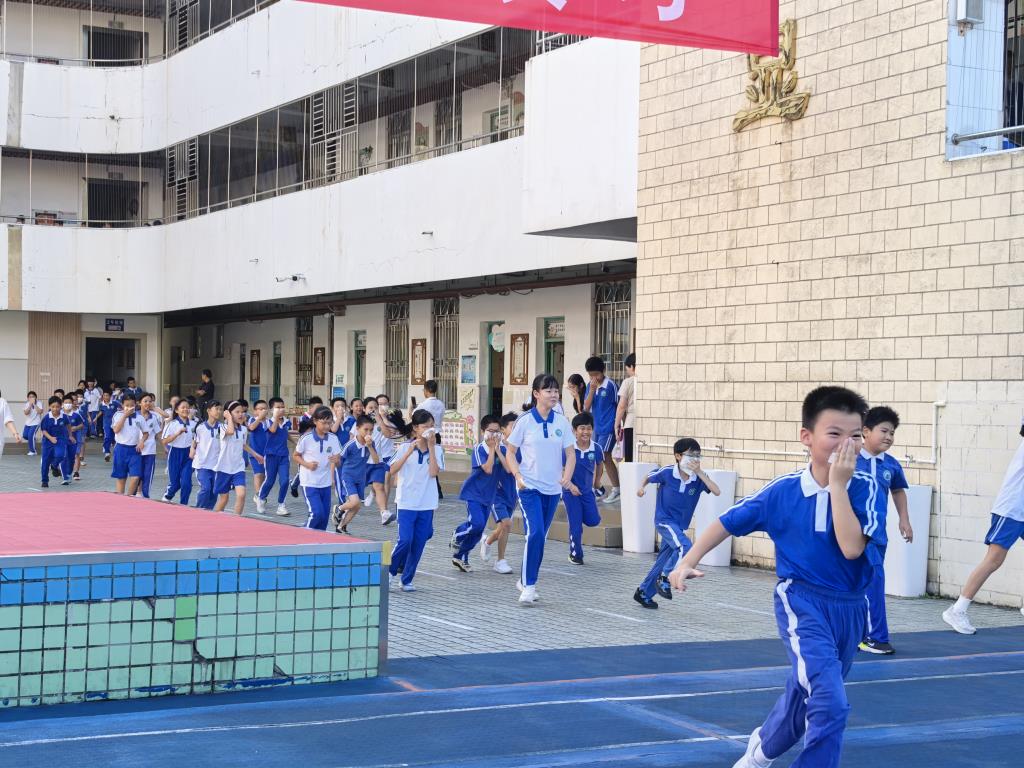 深圳市洪湖小学成功开展2025年秋季消防抗震应急疏散演练