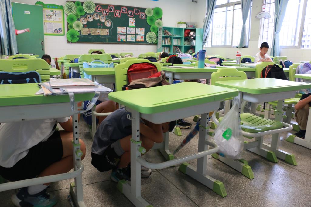 深圳市笋岗小学举行地震、消防、反恐等突发事件应急演练