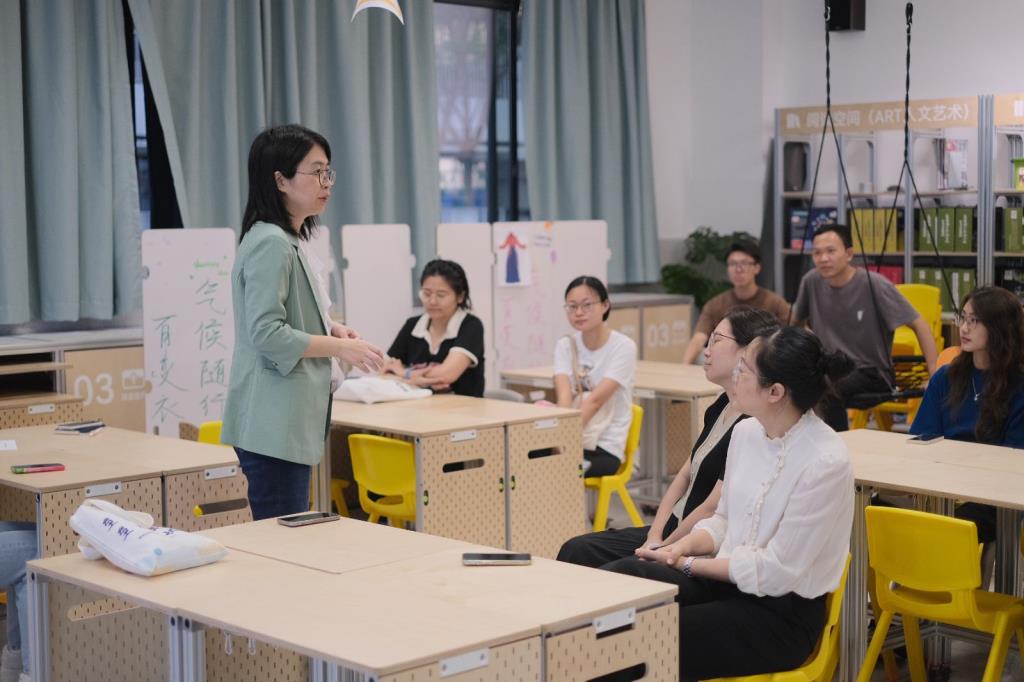 桂园小学赴梅园实验学校参观交流 共探“新质教室”赋能教育新未