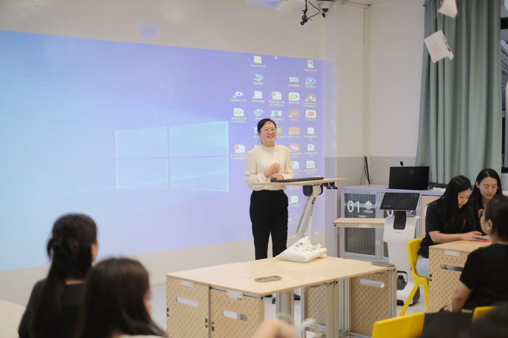桂园小学赴梅园实验学校参观交流 共探“新质教室”赋能教育新未