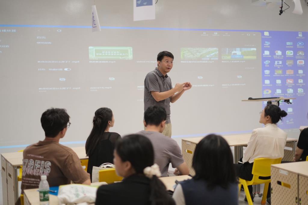 桂园小学赴梅园实验学校参观交流 共探“新质教室”赋能教育新未
