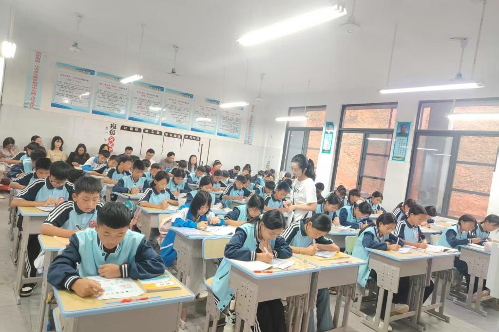 布心中学赴广西隆林第五中学开展教育帮扶活动