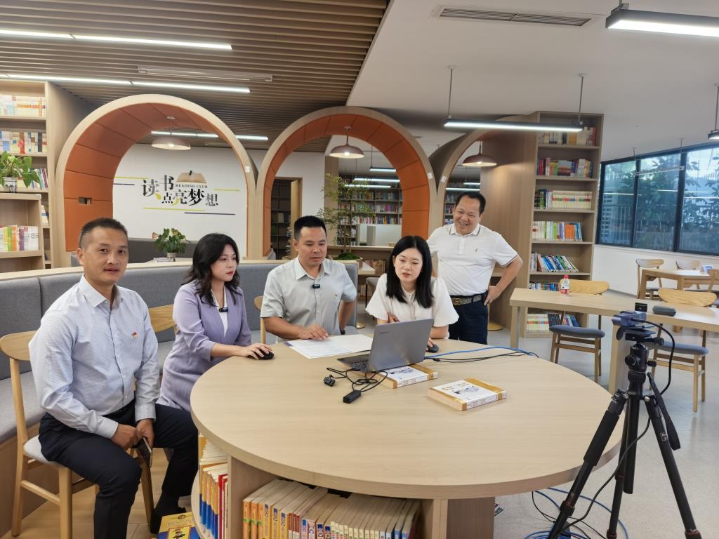 黄黎明名校长工作室全员参加罗湖区第二届课博会