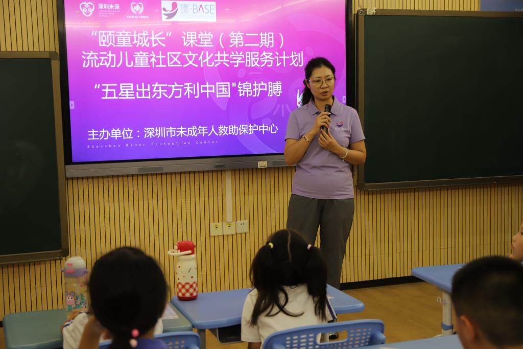 “颐童城长”活动走进向西小学，沙漠里的“锦护膊”点燃爱国情怀