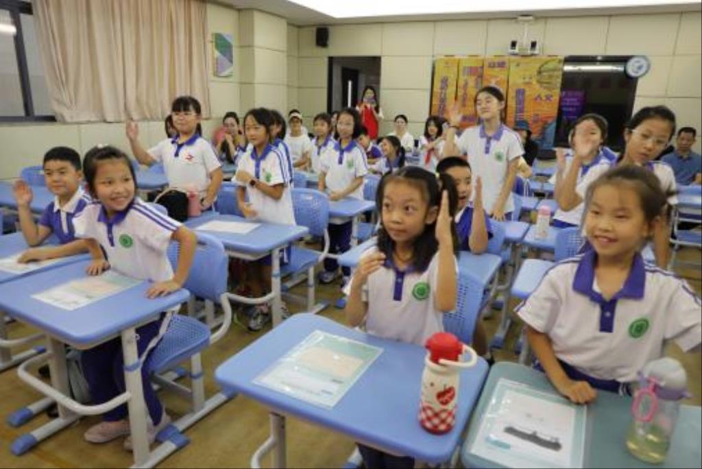 “颐童城长”活动走进向西小学，沙漠里的“锦护膊”点燃爱国情怀