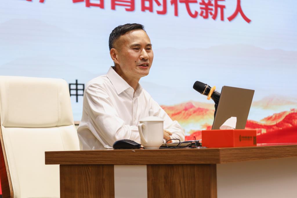 范坤同志正在为师生作“建设教育强国，培育时代新人”主题讲座