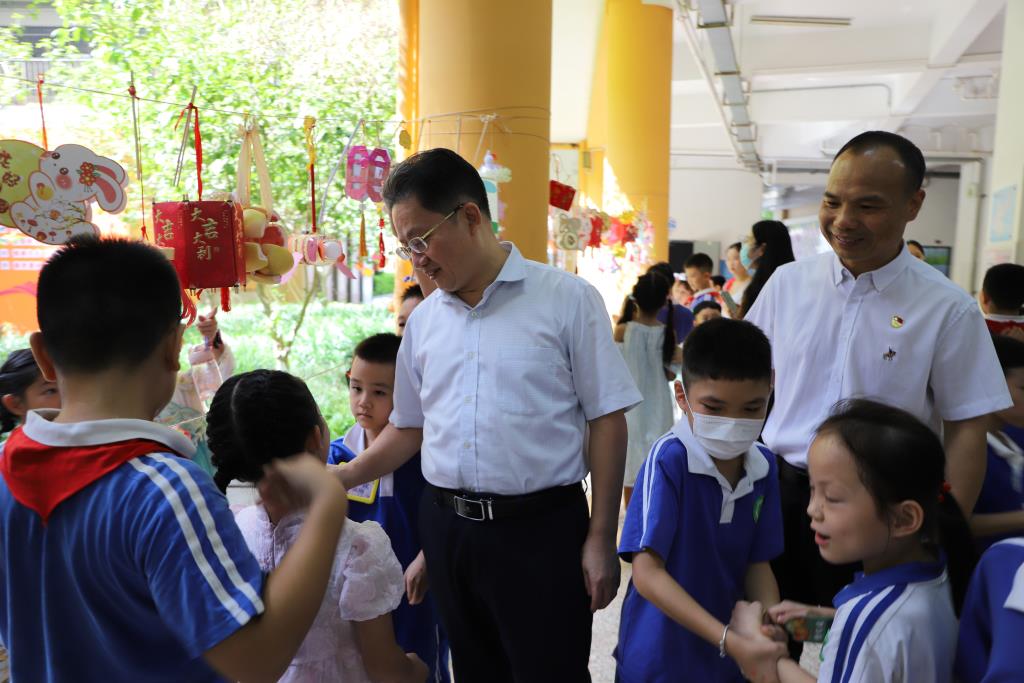 深圳市向西小学举办中秋游园会