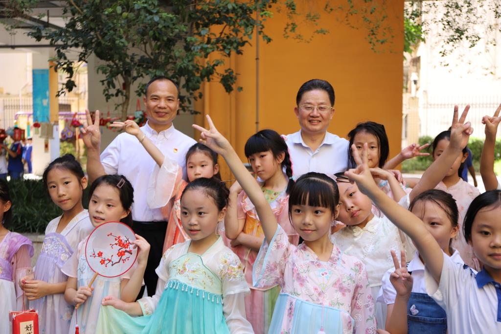 深圳市向西小学举办中秋游园会