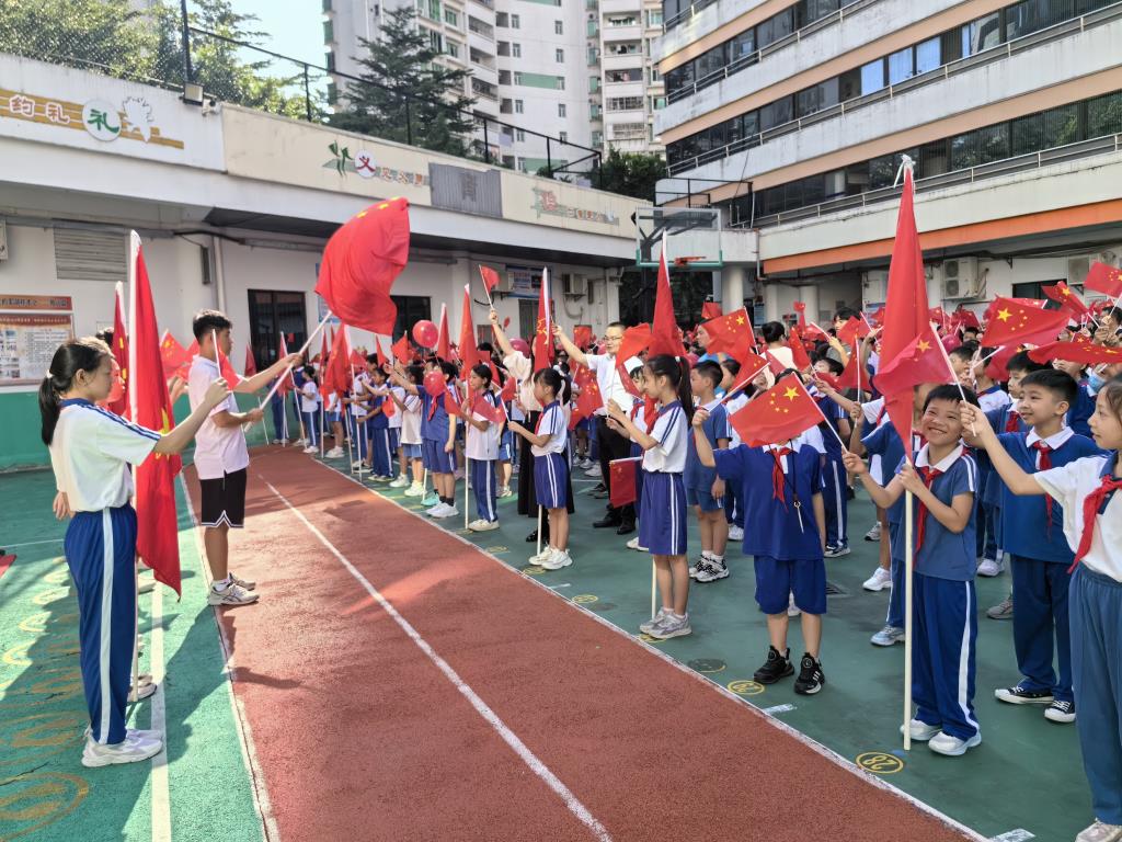 5.教师和学生代表引领挥旗