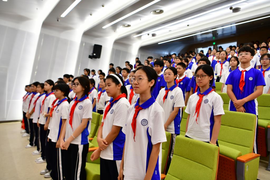 深圳市松泉实验学校师生集中观看“9·3”阅兵式直播