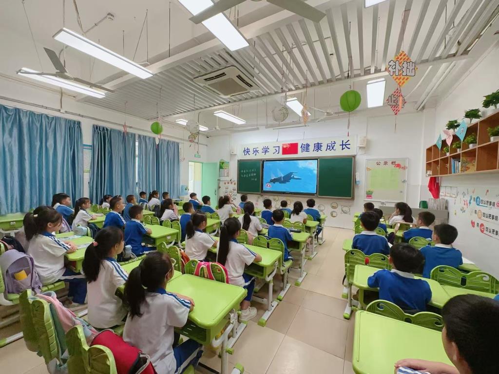 观看阅兵盛典