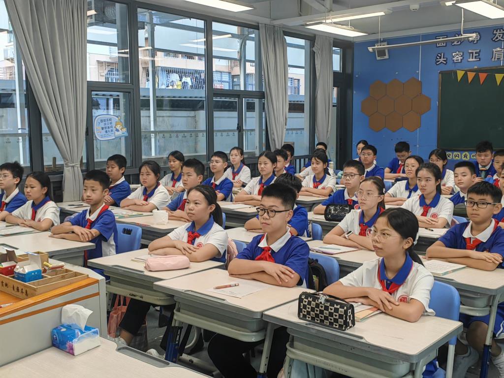 深圳市红桂中学观看抗战胜利80周年阅兵仪式暨主题党日活动