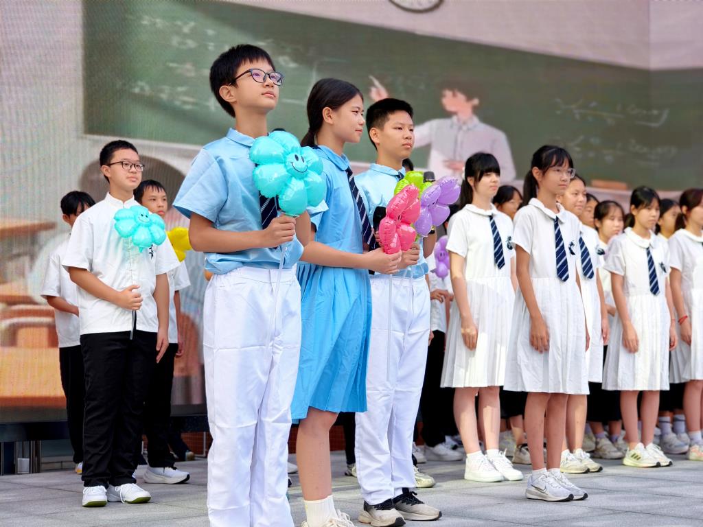 八（3）班表演