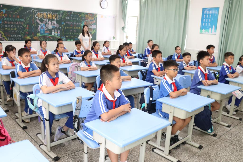 太白实验学校组织全校师生观看九三阅兵仪式