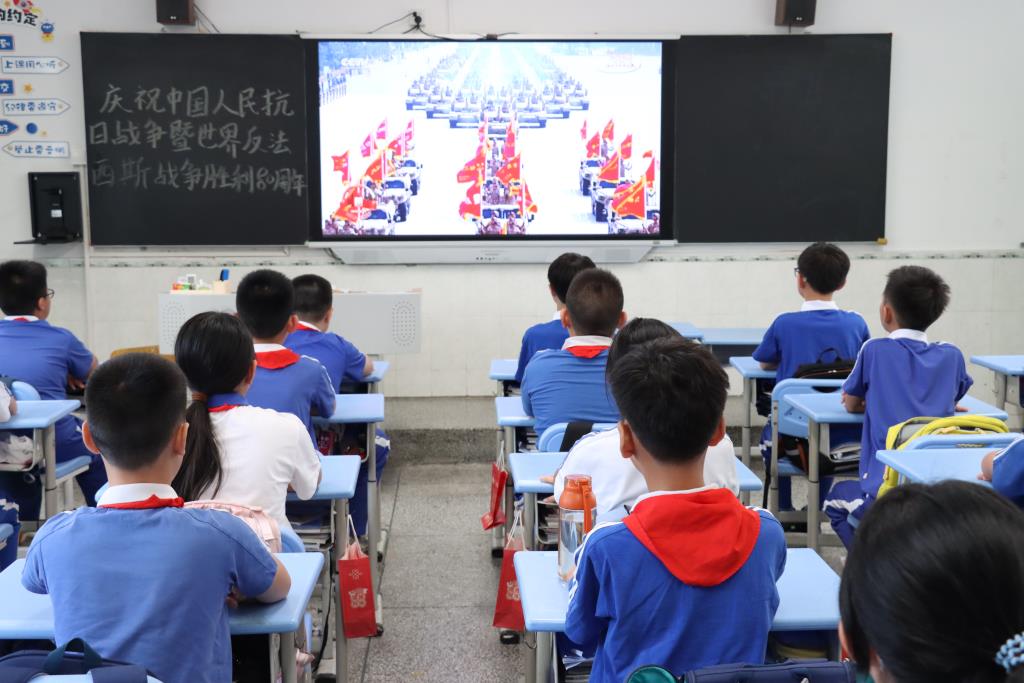 太白实验学校组织全校师生观看九三阅兵仪式