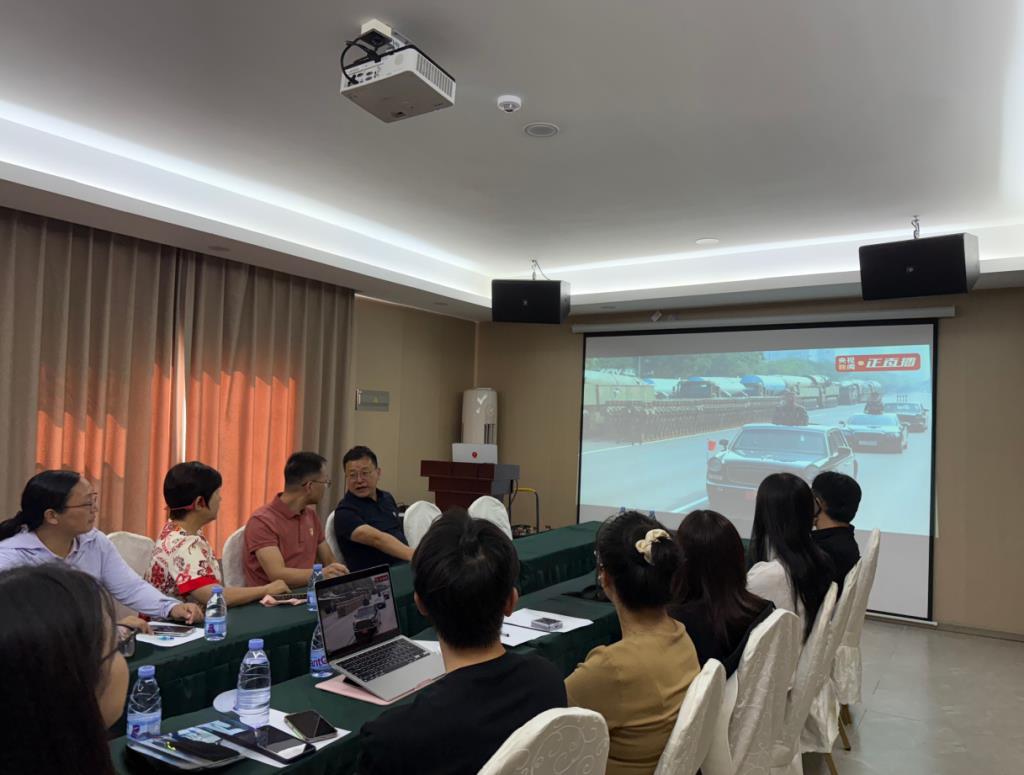 我校校长陈龙及相关领导亲切看望参加实践的师生并观看阅兵式