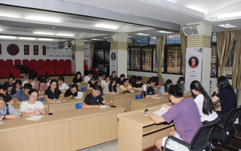 深圳市南湖小学召开新学期班主任会议，共绘育人新篇