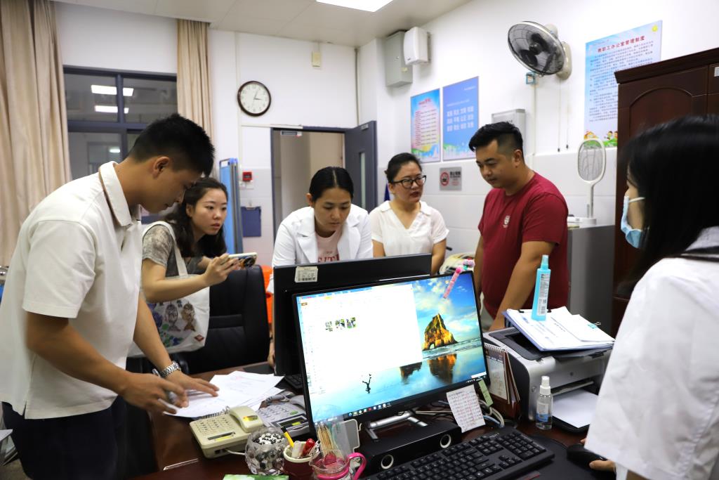 罗湖区教育局肖新宇调研员一行到向西小学检查开学工作