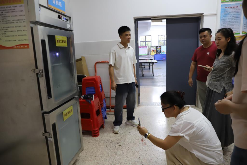 罗湖区教育局肖新宇调研员一行到向西小学检查开学工作