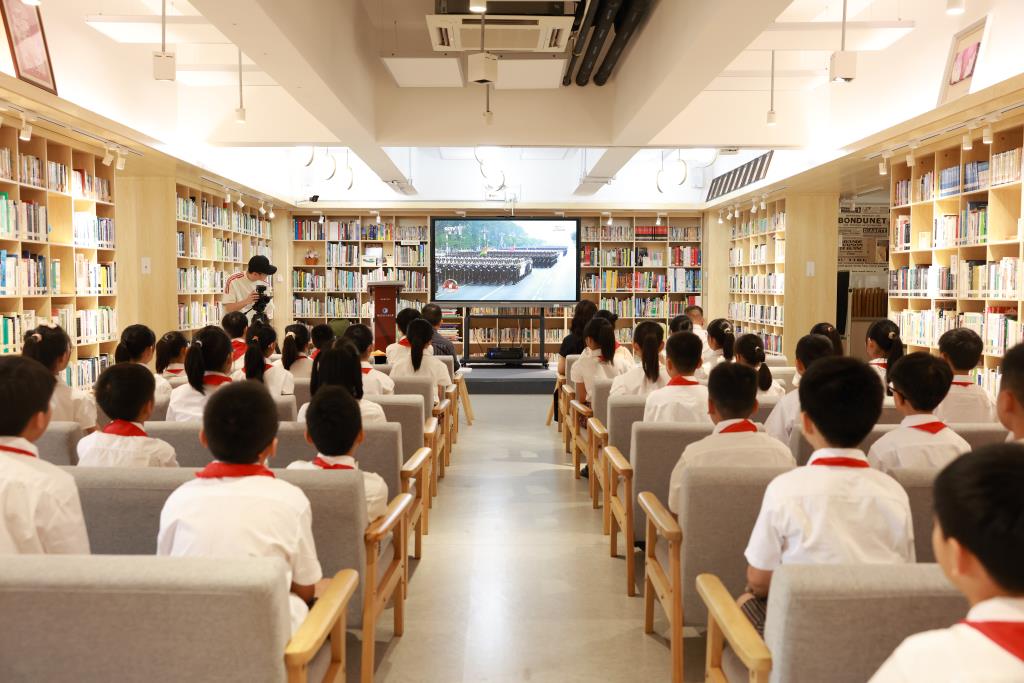 蔡华老英雄与翠北学子 共观阅兵式，共话家国情怀