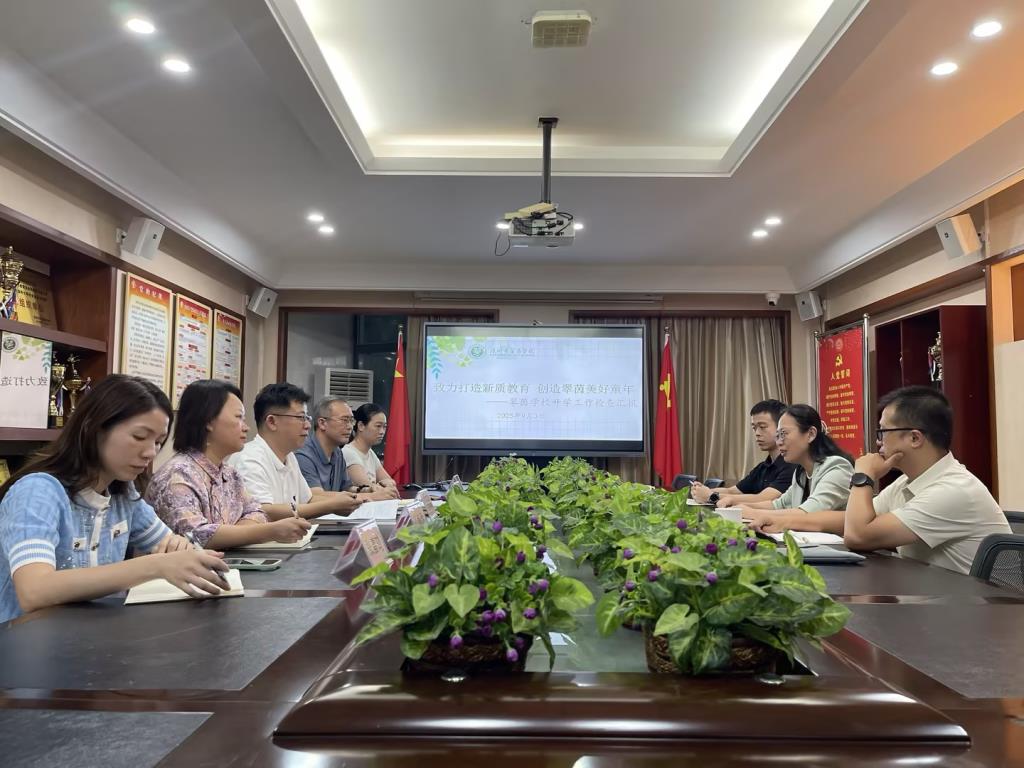 区教育局副局长马爱华同志一行到翠茵学校检查指导工作，精准把脉