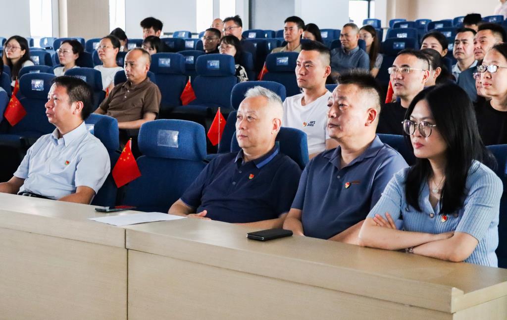 翠园文锦中学师生观看九三盛大阅兵