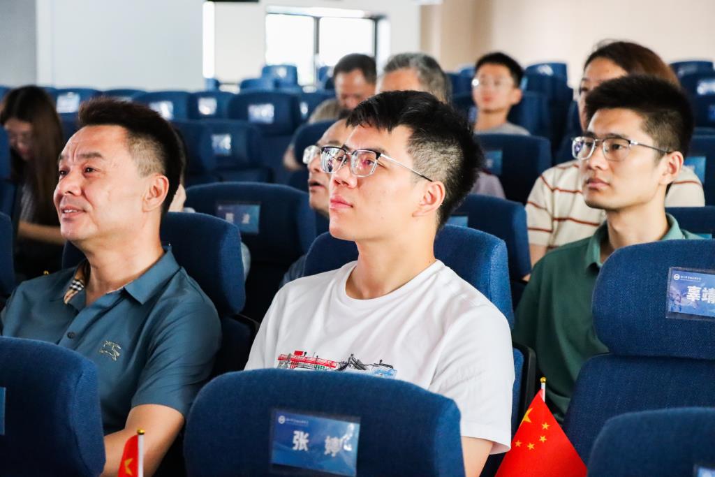 翠园文锦中学师生观看九三盛大阅兵