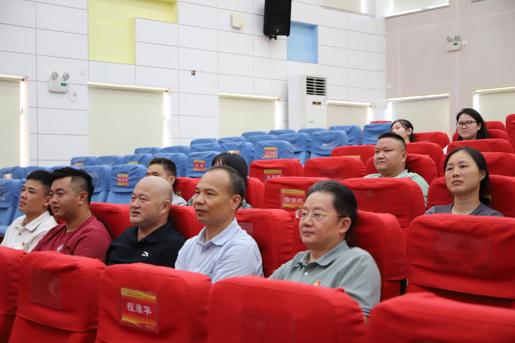 向西小学组织全体师生集中观看阅兵式直播