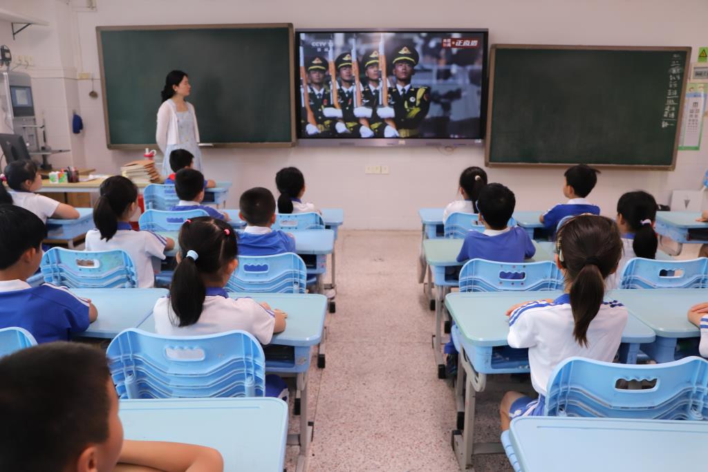 向西小学组织全体师生集中观看阅兵式直播