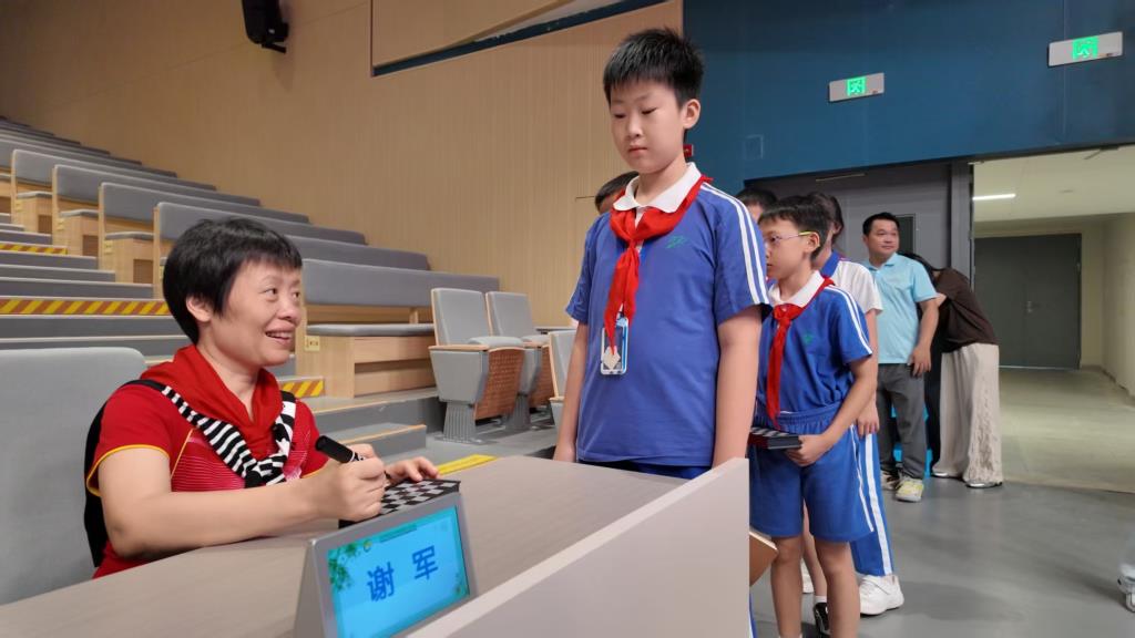 谢军给学生棋手签名