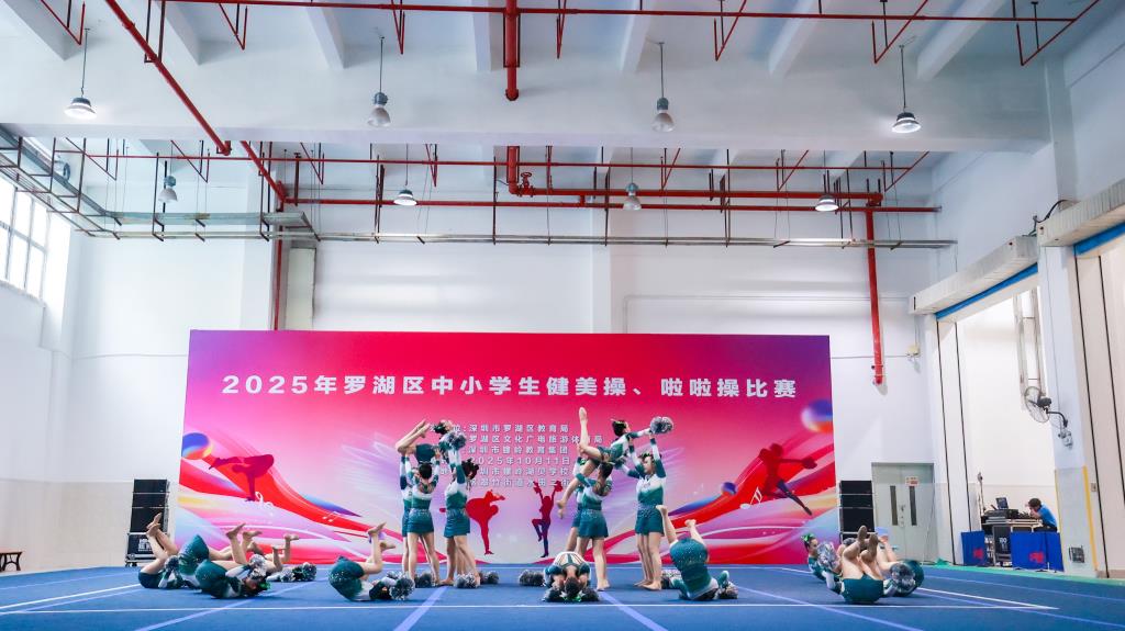 啦啦操比赛勇夺双冠