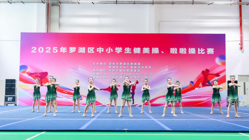 啦啦操比赛勇夺双冠