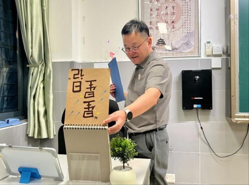 陈龙校长观看班级特色日志