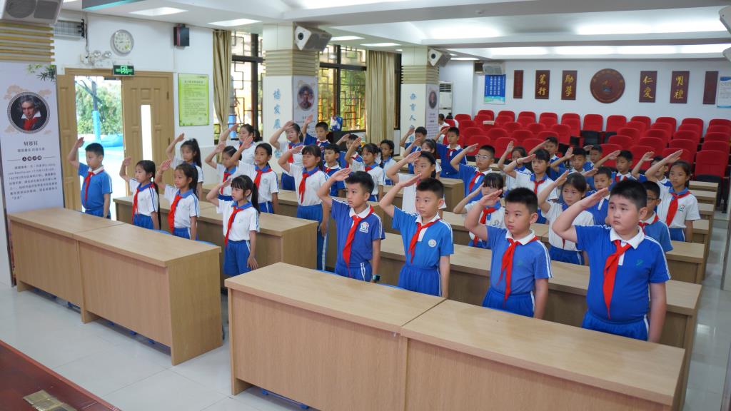 深圳市南湖小学建队日主题思政课开讲