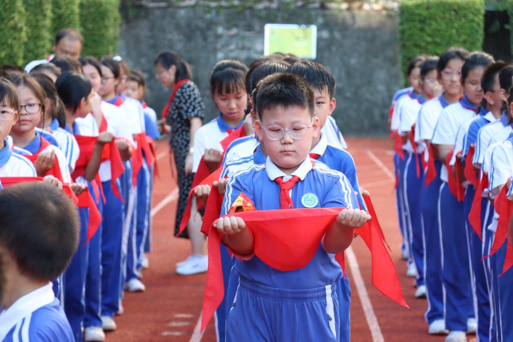 太白实验学校举行少先队新队员入队仪式