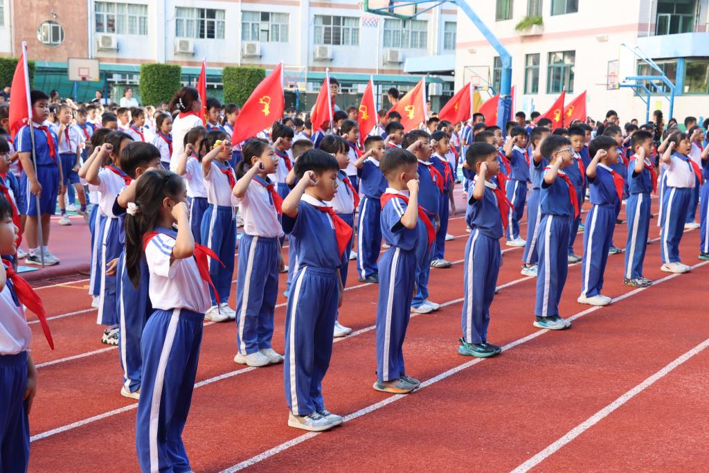 太白实验学校举行少先队新队员入队仪式