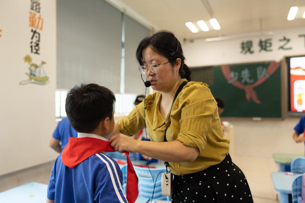 薪火永相传，队旗引成长