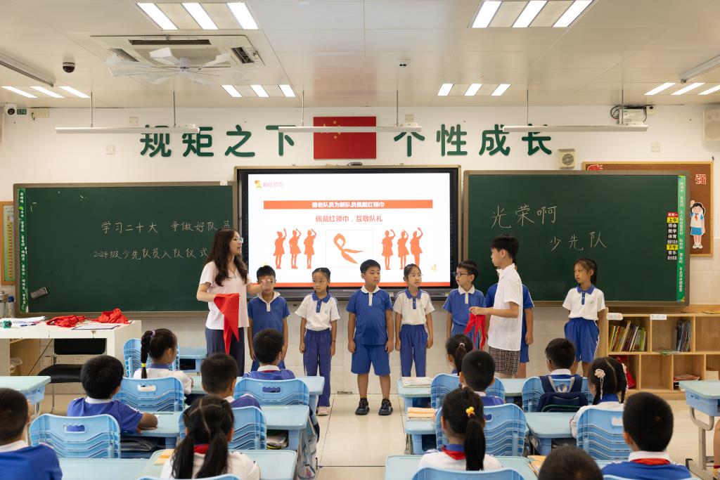 薪火永相传，队旗引成长