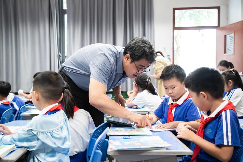 AI赋能新质课堂，罗湖教科院“百人听千课”深度把脉翠茵学校教