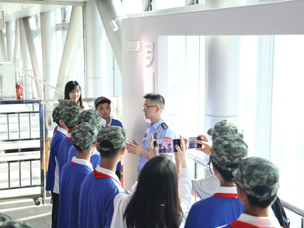 深圳市松泉实验学校举行“桥见未来”深港青少年创客营系列活动