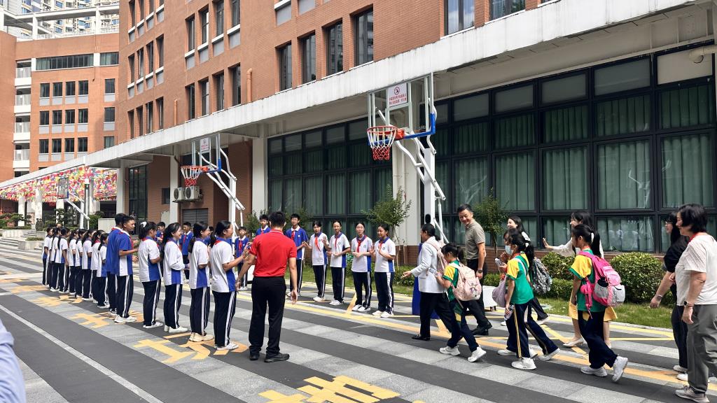 深圳市松泉实验学校举行“桥见未来”深港青少年创客营系列活动