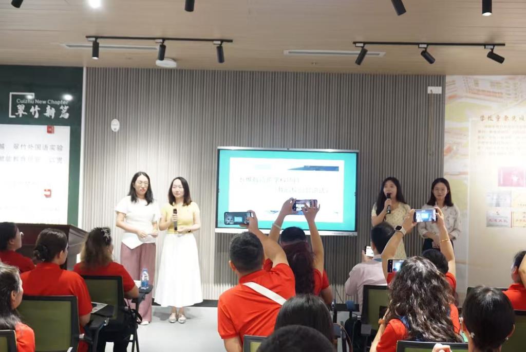 肖玲理、郑凯诗、蔡诗毓、于芷宵四位教师进行精彩展示