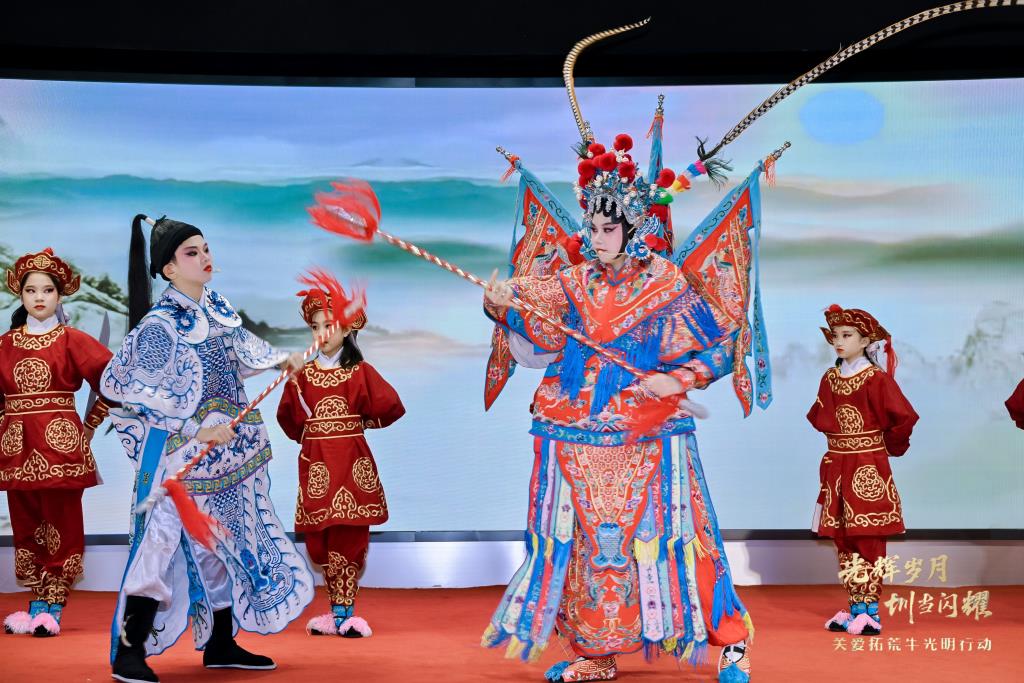 粤韵润银龄！向西小学粤剧社携《白龙关》致敬深圳拓荒牛