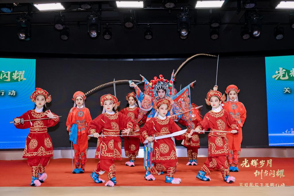 粤韵润银龄！向西小学粤剧社携《白龙关》致敬深圳拓荒牛