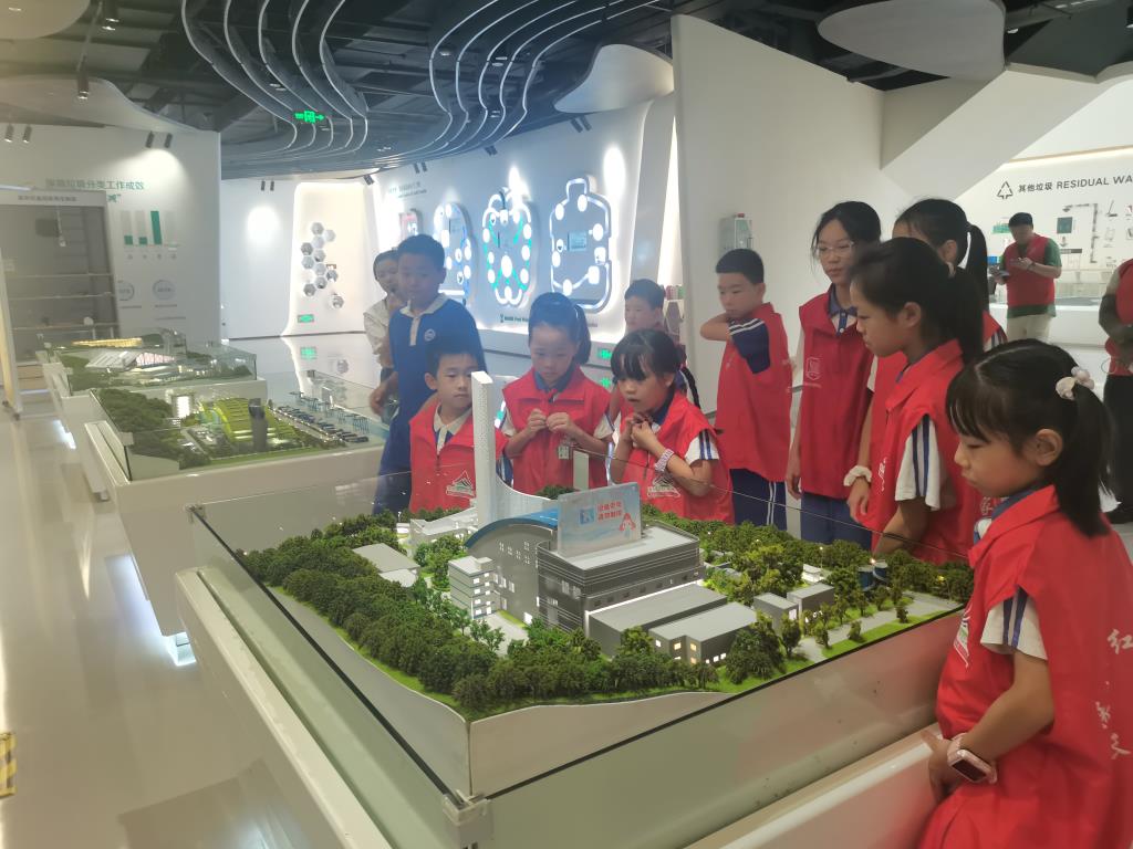 红岭小学·热心课程｜走进垃圾分类科普馆 亲子共践绿色行动