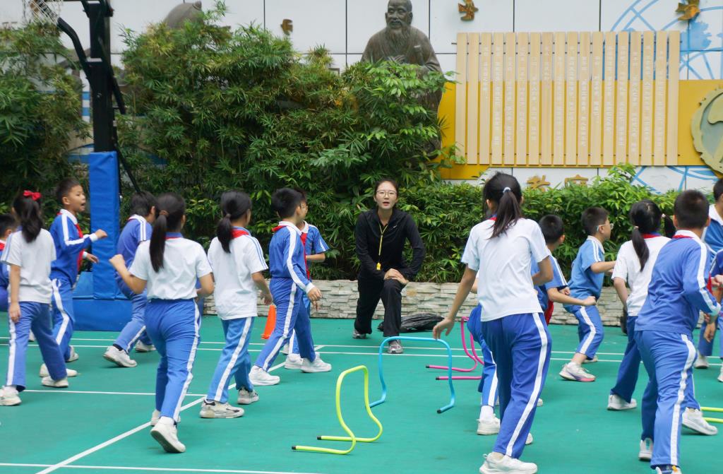 罗湖区教科院“百人听千课”行动走进南湖小学