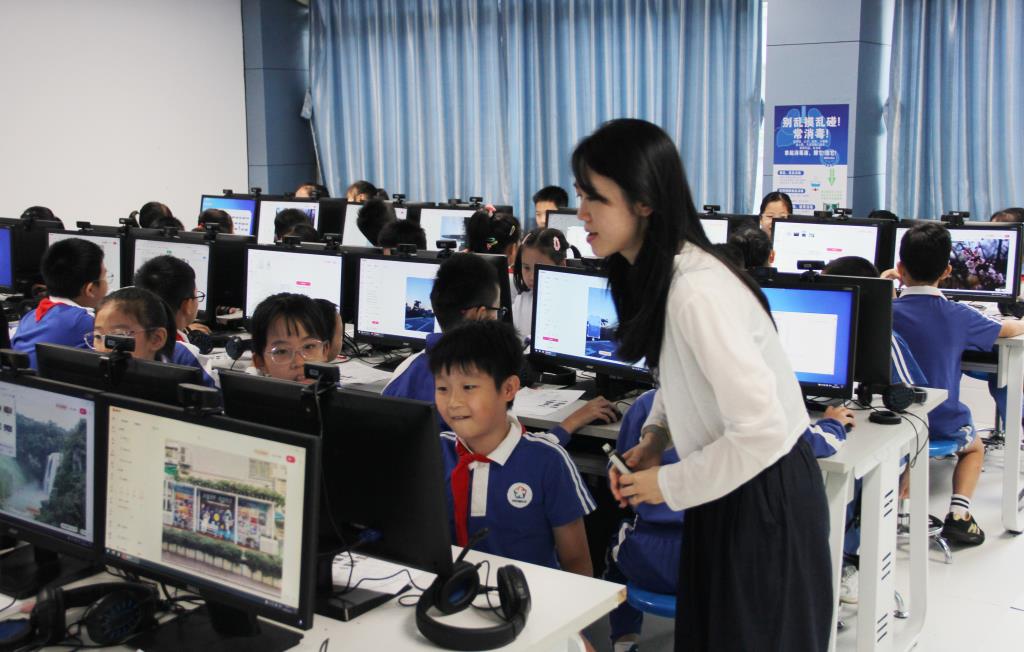 罗湖区教科院“百人听千课”行动走进南湖小学