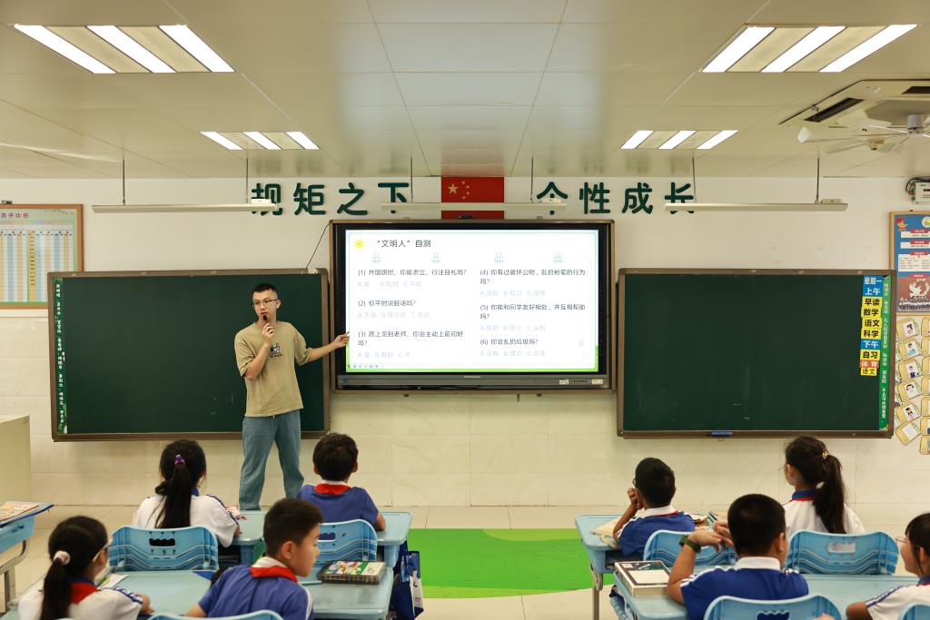 安全护航成长路，文明交往伴我行