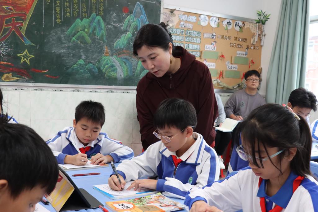 罗湖区“百人听千课”行动走进太白实验学校