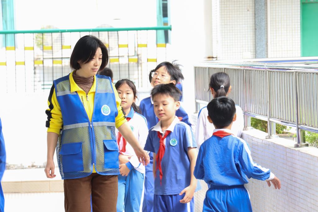 太白实验学校的“一抹红”与“一抹蓝”